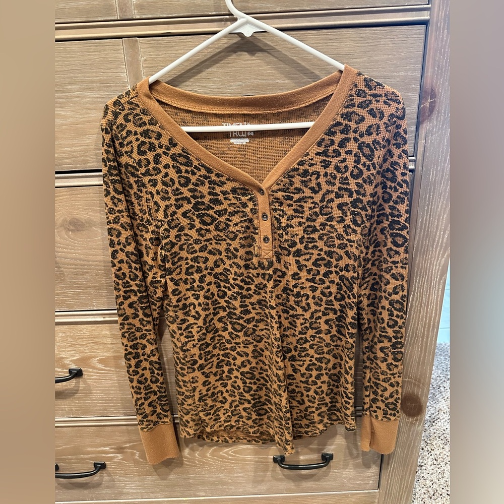 Time & Tru leopard print long sleeve top